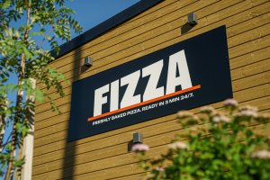 Fizza - pizza- ja juoma-automaatti Sawohostellin läheisyydessä